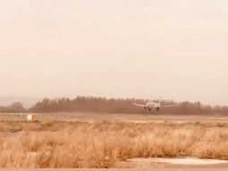 Un avión de Flybondi aterriza en Neuquén en medio de fuertes ráfagas de viento