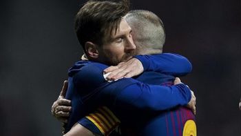 El abrazo eterno entre Messi e Iniesta El abrazo eterno entre Messi e Iniesta