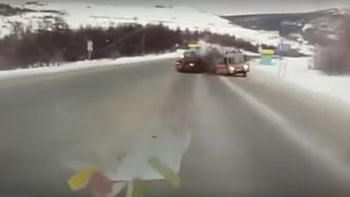 Choque entre un auto y una ambulancia Choque entre un auto y una ambulancia