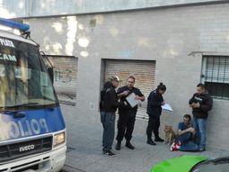 Fue apuñalado por su mujer y la policía lo rescató tras romper una puerta Fue apuñalado por su mujer y la policía lo rescató tras romper una puerta