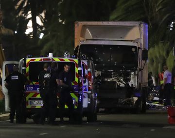 Un terrorista a bordo de un camión atropelló a una multitud: 84 muertos