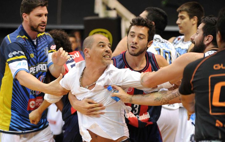 El técnico de la Selección Argentina, a las trompadas en pleno partido
