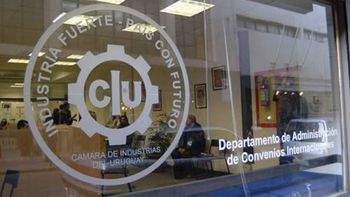 La Cámara de Industrias del Uruguay (CIU) expresó su opinión sobre la propuesta de que las operaciones inmobiliarias sean en Unidades Indexadas (UI) en lugar de dólares. La Cámara de Industrias del Uruguay (CIU) expresó su opinión sobre la propuesta de que las operaciones inmobiliarias sean en Unidades Indexadas (UI) en lugar de dólares.
