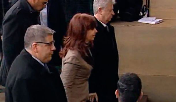 Cristina entró a Comodoro Py acompañada de dos hombres vinculados al Papa