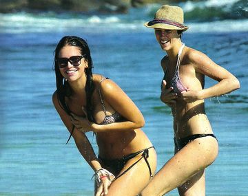 Zaira y su amiga, en problemas por las olas