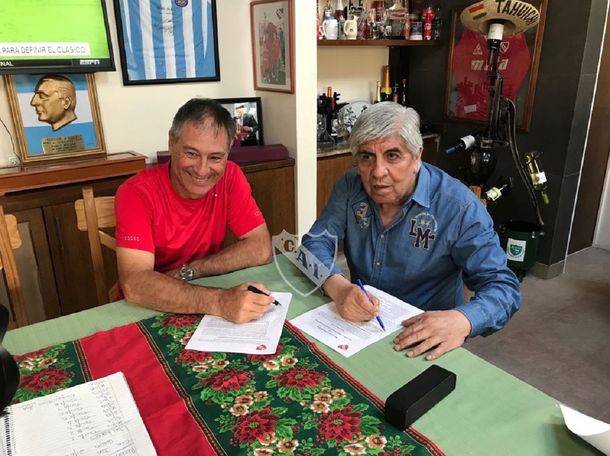 Holan volvió a firmar con con Independiente - Crédito:&nbsp;@Independiente&nbsp;