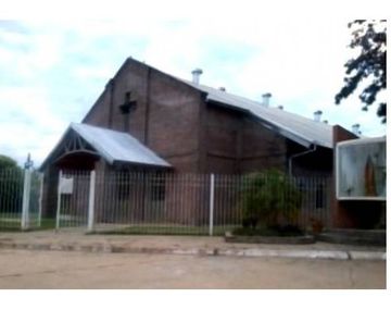 Un hombre persigue a un cura porque cree que está endemoniado