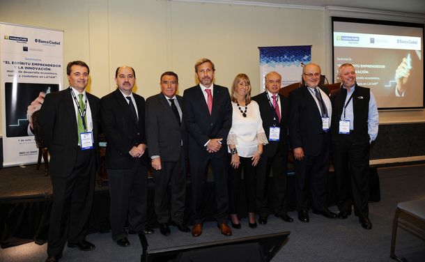 DE IZQ. A DERECHA: GABRIEL CASABURI (BID); JAVIER ORTIZ BATALLA (BANCO CIUDAD); OSACR JOFRÉ (INST. PYME BCO CIUDAD) ; ROGELIO FRIGERIO (BANCO CIUDAD); SILVIA CARBONELL (IAE); HERNÁN CHEYRE VALENZUELA (UDD