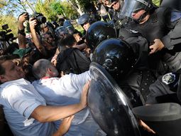 ocho detenidos y 50 heridos por la represion en el borda ocho detenidos y 50 heridos por la represion en el borda