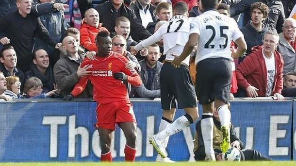 Ya lo conocen: Balotelli fue frenado por sus propios hinchas para que no se pelee