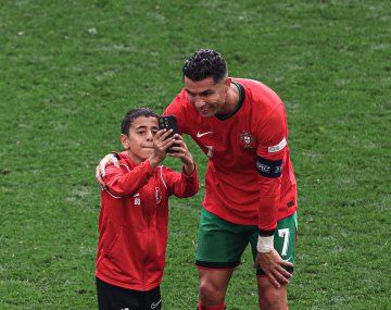 La selfie que Cristiano Ronaldo se sacó con un nene que invadió el campo de juego