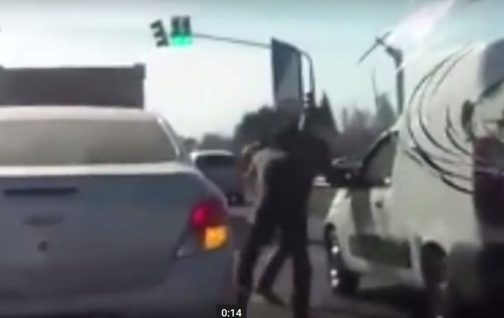 Frenaron en plena ruta y se pelearon