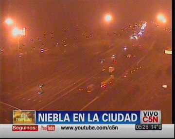 Una mañana con densa niebla en la ciudad de Buenos Aires