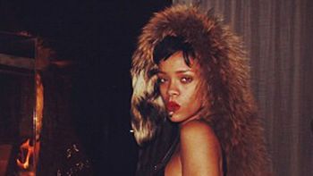 la chica usa pieles, pero no ropa interior la chica usa pieles, pero no ropa interior