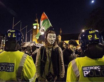 Caos frente a Buckingham por Anonymous