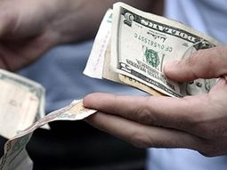 El dólar cae 1,25 pesos y se negocia por debajo de los $39