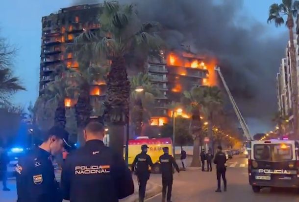 Imágenes escalofriantes del voraz incendio que consume dos edificios en Valencia