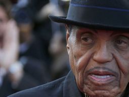 El papá de Michael Jackson, internado por un ACV