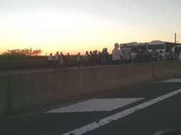 panamericana cortada por vuelco de un camion panamericana cortada por vuelco de un camion