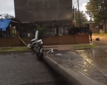 Temporal en el AMBA: un poste de alta tensión cayó sobre una casa en Morón