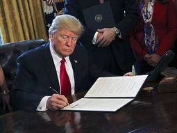 Donald Trump firmando el polémico decreto antiinmigración Donald Trump firmando el polémico decreto antiinmigración