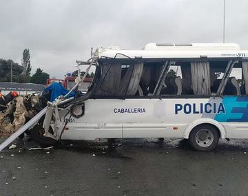 El colectivo de la Policía bonaerense que impactó al camión cirsterna.