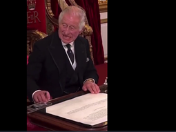 Carlos III ya es viral: los feos gestos de su majestad