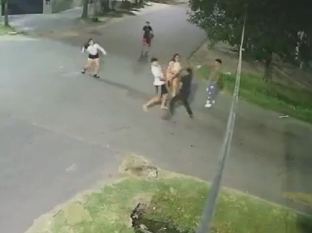 Violenta pelea en Lomas de Zamora: un joven quedó desmayado en medio de la calle