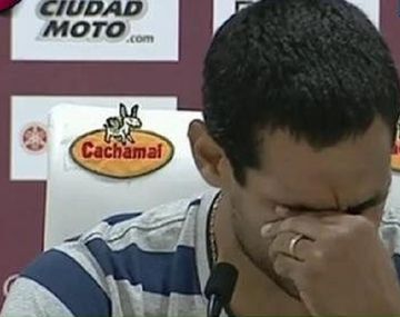 Sand anunció que vuelve a Lanús y se quebró en plena conferencia