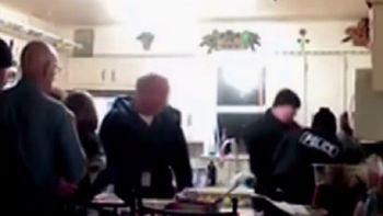 mira como unos policias detuvieron y golpearon a una mujer embarazada mira como unos policias detuvieron y golpearon a una mujer embarazada