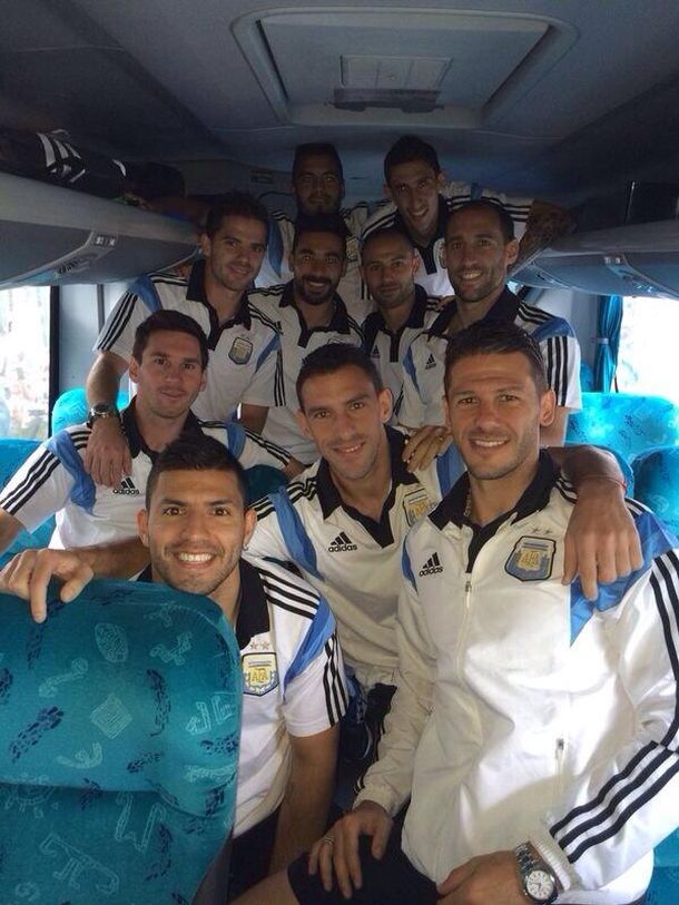 Recibida por una multitud, la Selección argentina llegó a Rio de Janeiro