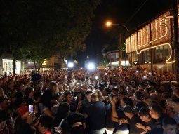 caotico arribo de milei a mar del plata: tras las protestas, camino entre empujones caotico arribo de milei a mar del plata: tras las protestas, camino entre empujones