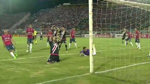 Scocco se lamenta tras marrar el gol que ponía en partido a River