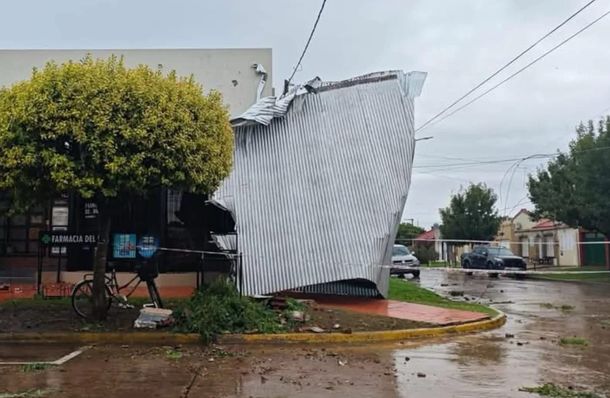Techos volados y árboles caídos en Bragado tras fuertes tormentas y granizo