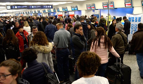 Más de 100 vuelos cancelados por la falta de acuerdo en las paritarias