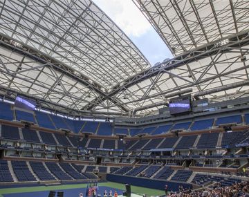 Mirá cómo se cierra por primera vez el techo durante el US Open