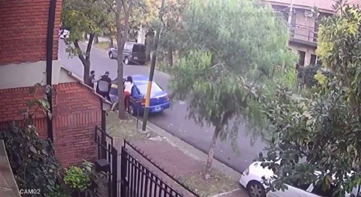 VIDEO: Le robaron el auto y apenas pudo bajar a su hijo