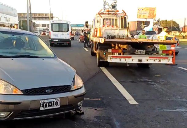 Fuerte choque entre un auto y una camioneta en la Autopista Buenos Aires-La Plata dejó un herido