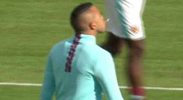 Para Messi que lo mira por TV: hizo jueguitos con su chicle y lo volvió a comer