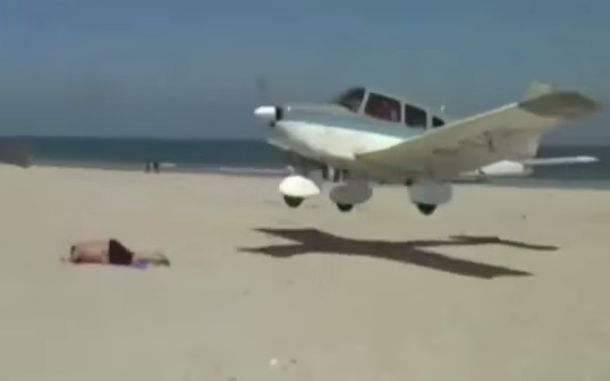 VIDEO: Una avioneta casi aterriza sobre la espalda de un turista en una playa