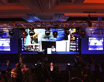 Cánticos y expectativa en la vigilia oficialista