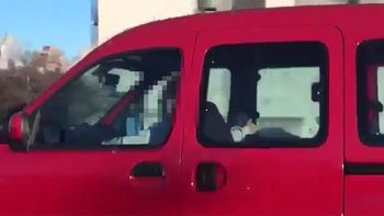 irresponsable al volante: iba por la autopista 25 de mayo mientras le practicaban sexo oral irresponsable al volante: iba por la autopista 25 de mayo mientras le practicaban sexo oral