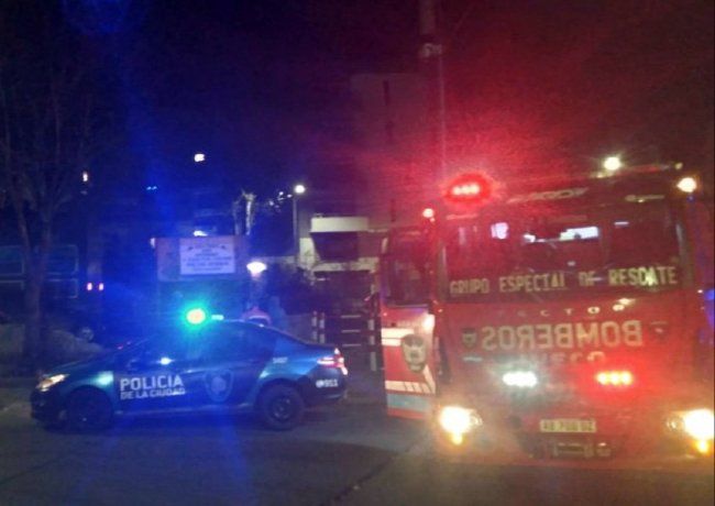 Un tren arrolló un auto con dos personas: los rescataron con vida