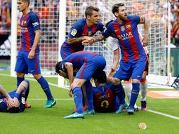 Messi insultó a los hinchas del Valencia por el botellazo a Neymar. Messi insultó a los hinchas del Valencia por el botellazo a Neymar.