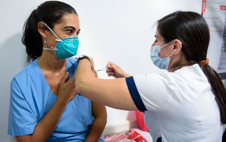 La emoción de una de las médicas que recibió la vacuna: Ojalá esto pueda llegar a todos