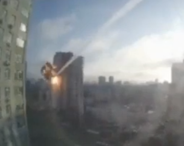 Impresionante: graban el momento justo en el que un misil ruso impacta en un edificio de Kiev