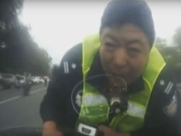 El agente quería hacerle un test de alcoholemia y terminó viajando sobre el capó El agente quería hacerle un test de alcoholemia y terminó viajando sobre el capó