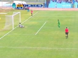 El jugador de Comerciantes Unidos Carlos Pérez pateó un penal, se la quiso picar al arqueo y la tiró afuera.