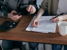 El endeudamiento de las familias uruguayas asciende a 9.700 millones de dólares. El endeudamiento de las familias uruguayas asciende a 9.700 millones de dólares.