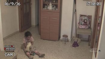 Registra supuestos espíritus que atormentan a su hija con cámaras de seguridad Registra supuestos espíritus que atormentan a su hija con cámaras de seguridad